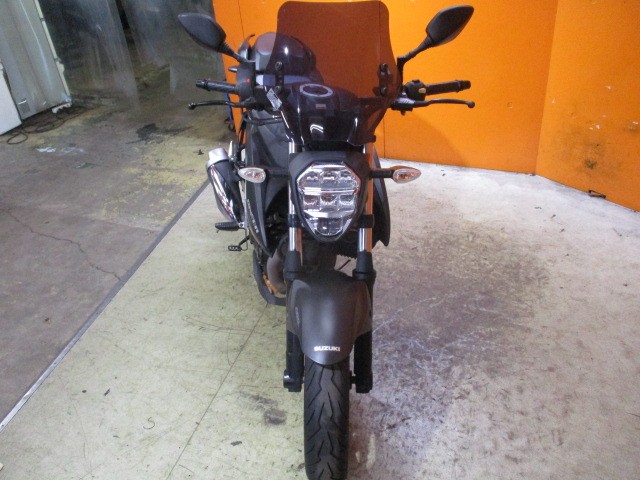 フロントから見てもこの通り状態グッド！あるととっても快適になるスモークスクリーンも装備済み！ＬＥＤ！